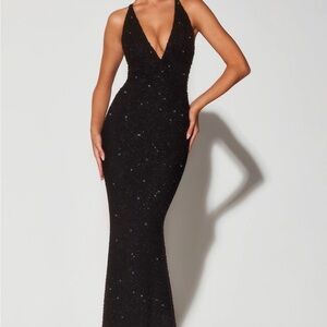 Oh Polly Verona
Embellished Plunge Halter Neck Evening Gown in Black
